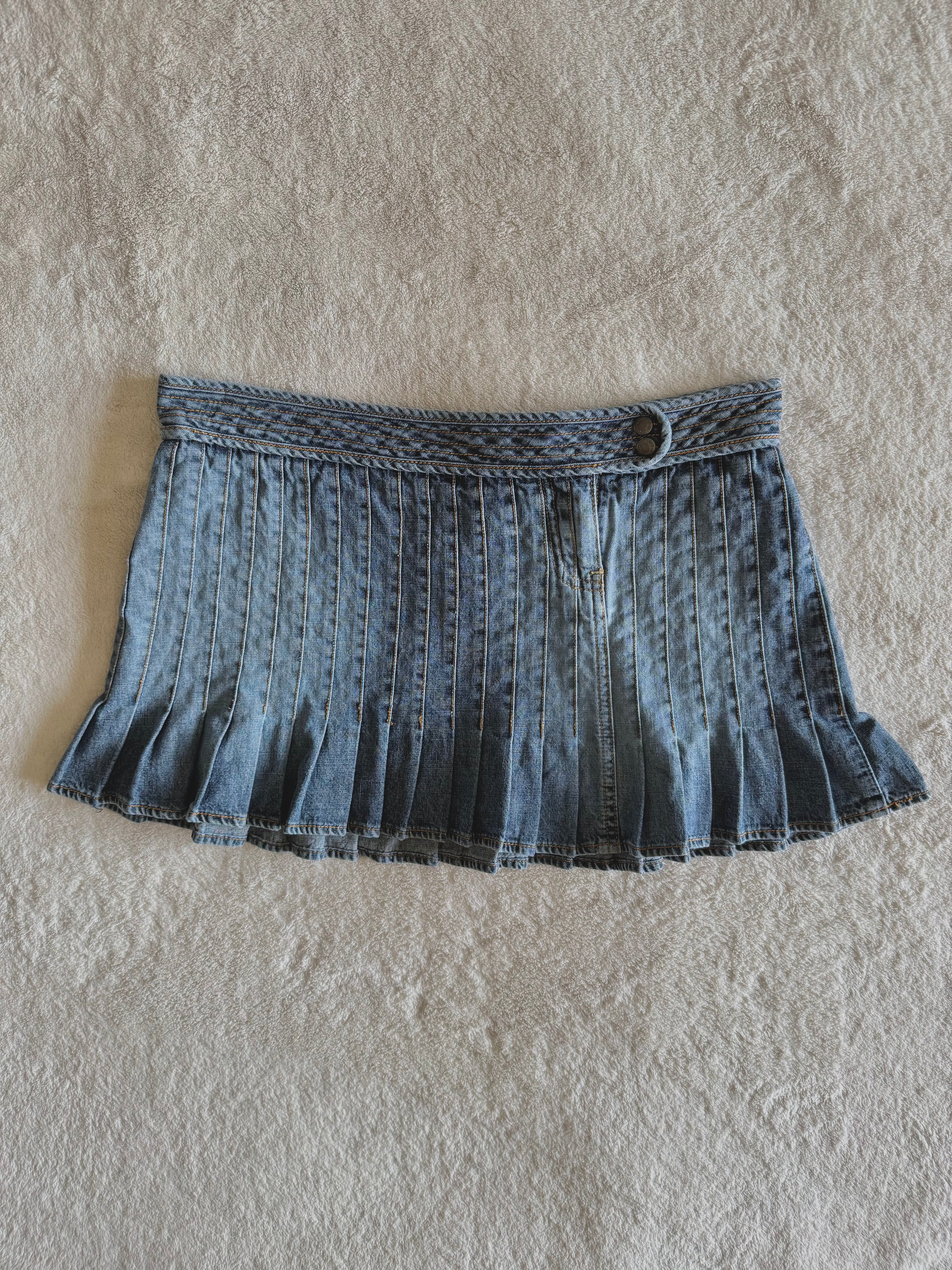 y2k vintage low waisted tightly pleated medium wash denim mini skirt