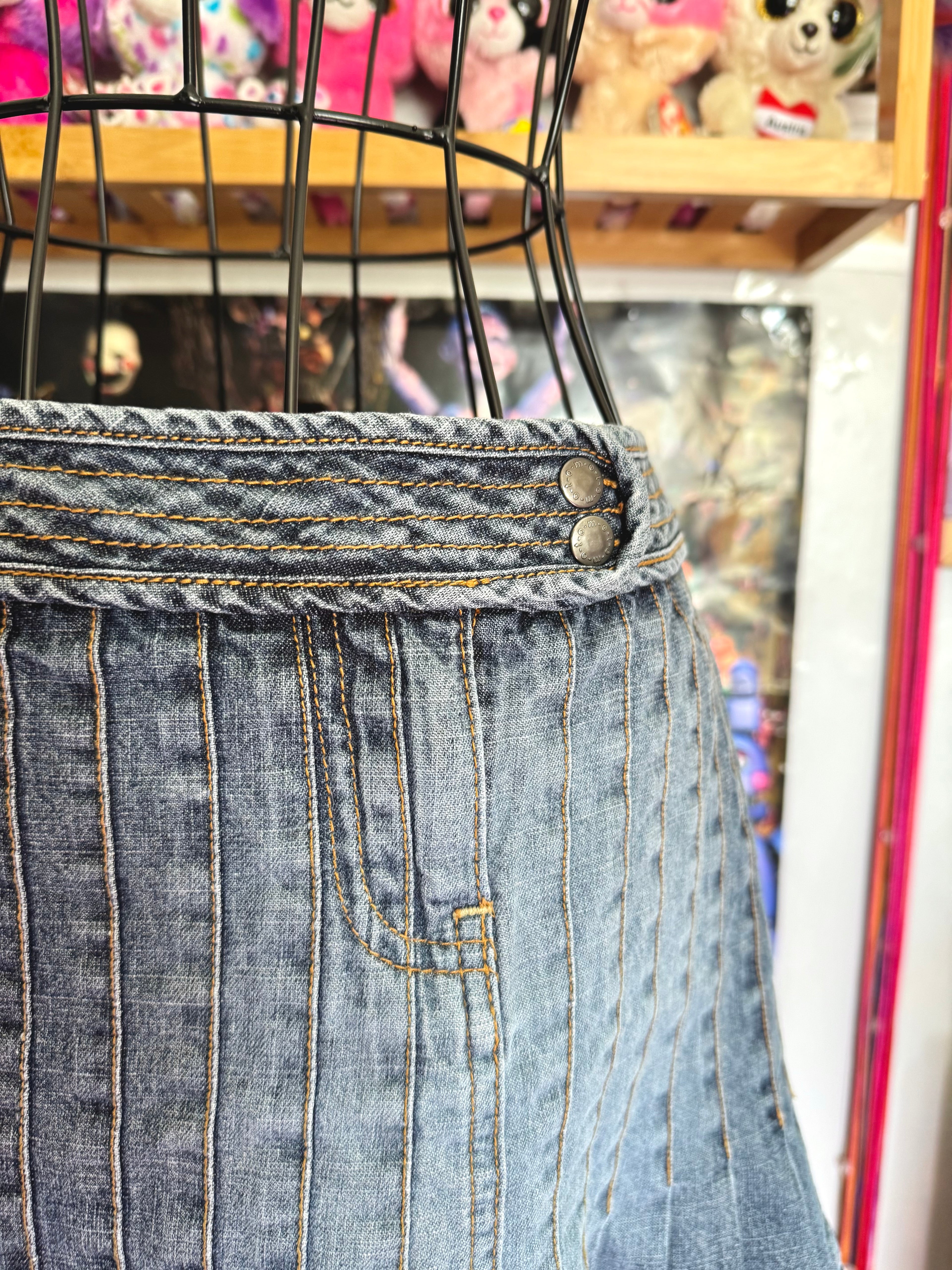 y2k vintage low waisted tightly pleated medium wash denim mini skirt